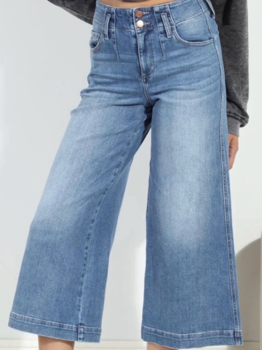 Level 99 size 31  Selena Boyfriend Jeans in Medium Blue Wash wide leg cropped